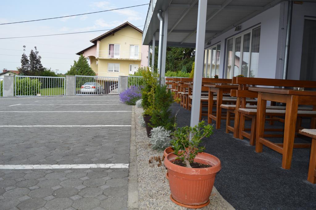 Bed and Breakfast Pansion Antonio Slavonski Brod Exterior foto